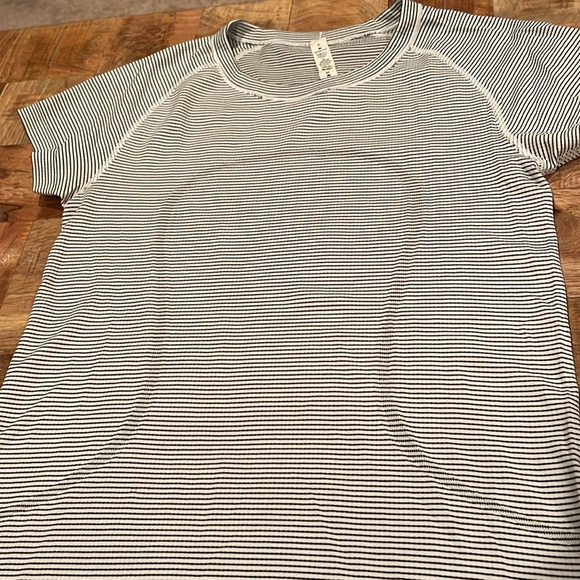 Lululemon, stripped, short sleeve shirt - Picture 4 of 6